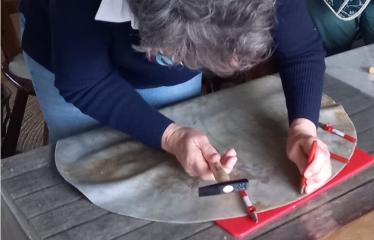 gaten slaan voor het rijgen van de drum