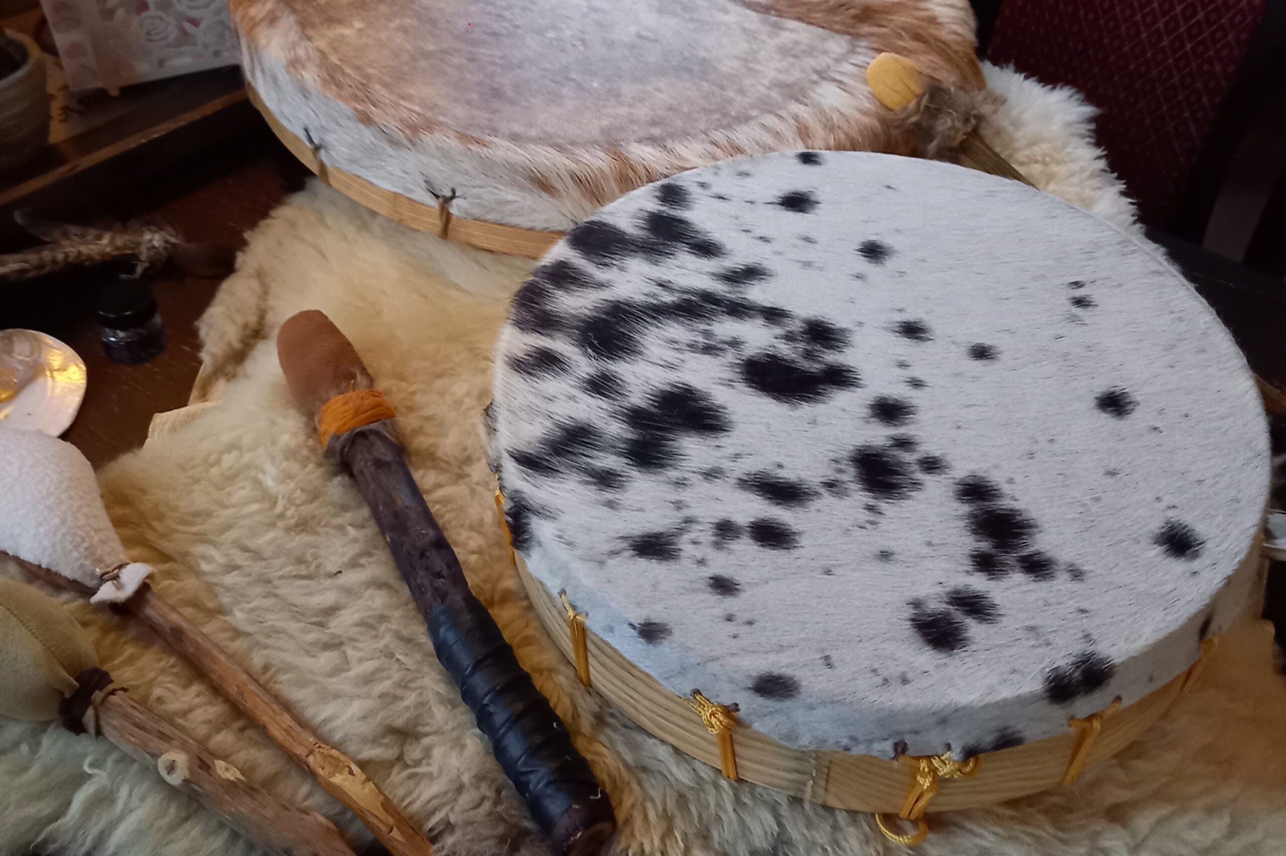 Twee drums geitenhuid