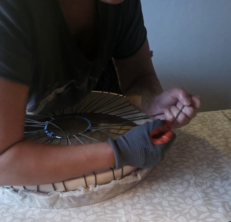 op spanning brengen van de drum