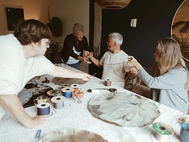 samenwerken tijdens het maken van een sjamanendrum