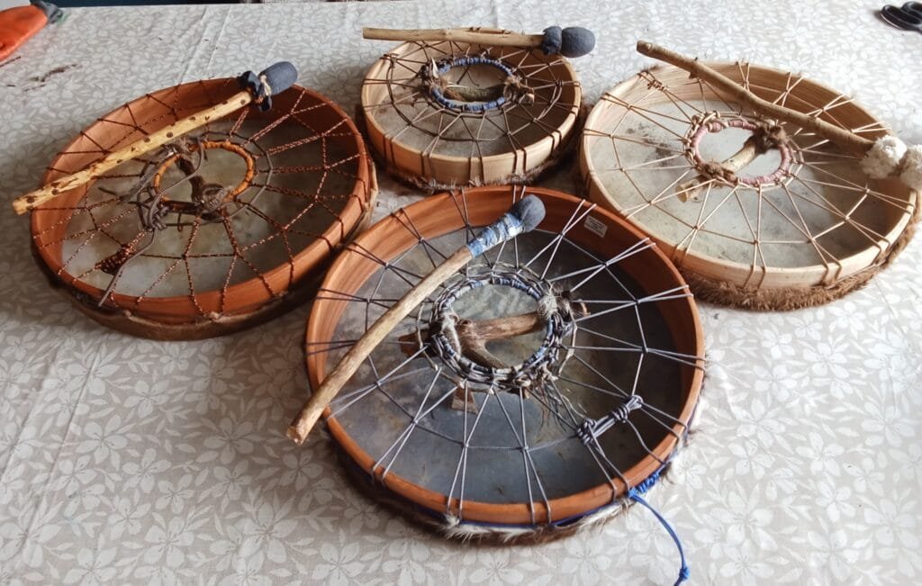 Vier sjamanendrums van de achterkant, met het touwpatroon waarmee de huid gespannen staat